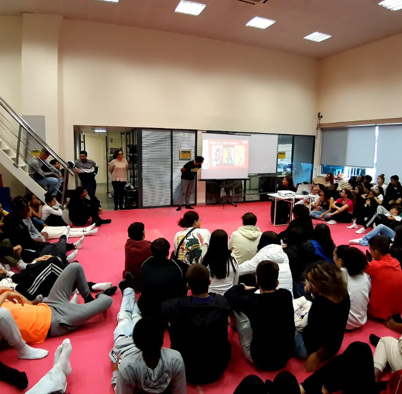 Apresentação de Rita Figueiredo numa escola, perante um grupo de alunos