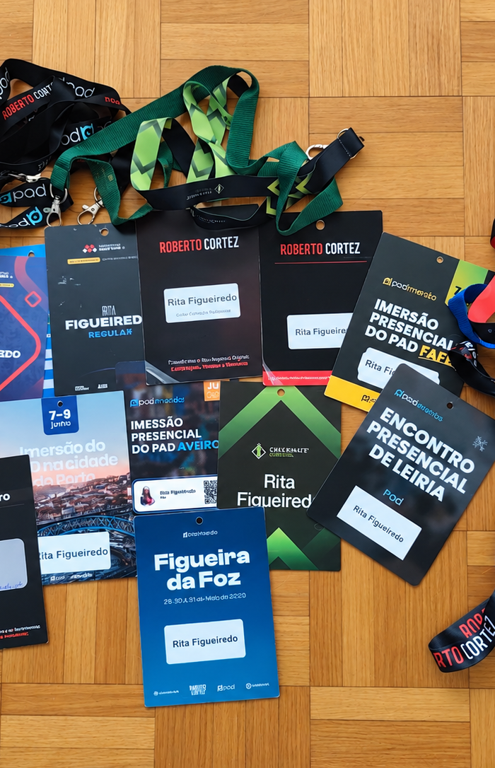 Coleção de credenciais e lanyards de vários eventos profissionais