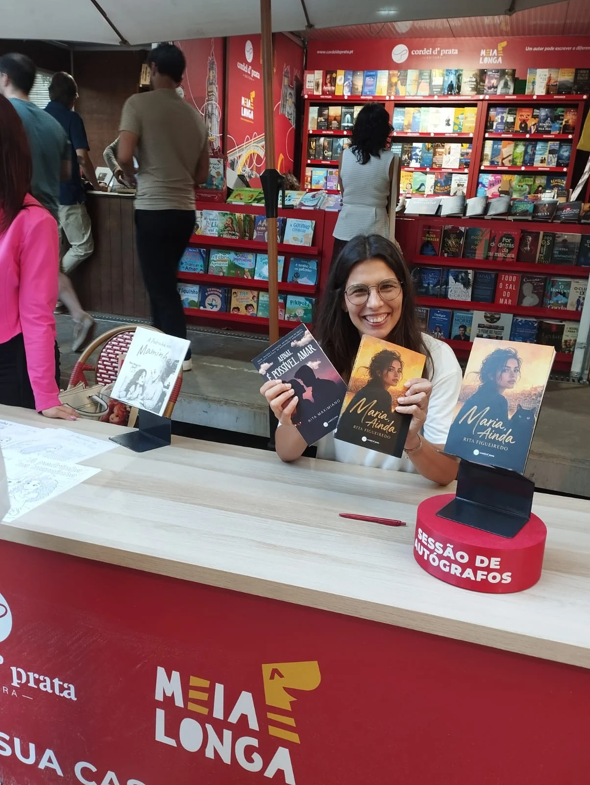 Rita Figueiredo numa sessão de autógrafos com os seus livros